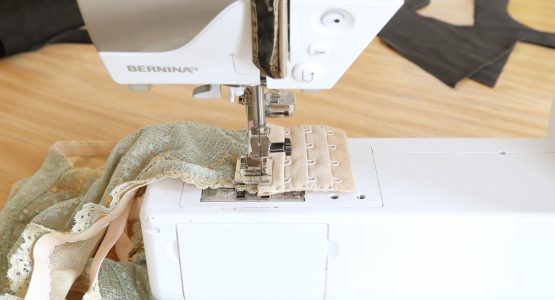 http://weallsew.com/wp-content/uploads/sites/4/2015/09/hook-and-eye-sewing-tutorial-11-555x300.jpg