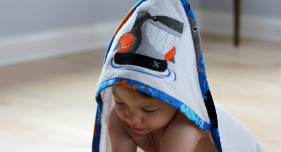 http://weallsew.com/wp-content/uploads/sites/4/2017/03/Hooded-Baby-Towel-Tutorial-1200-x-800-after-the-bath-555x300.jpg