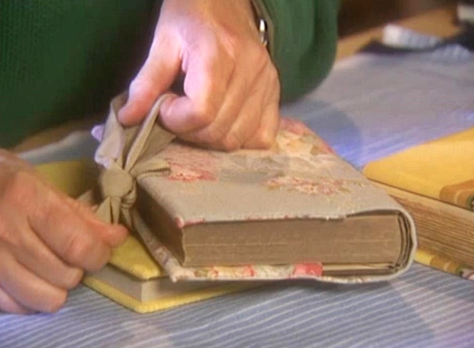 How to make a fabric book cover 