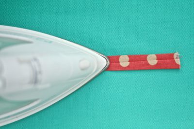 How to Make a Vinyl Applique Luggage Tag - WeAllSew