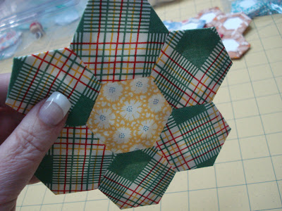 How to sew hexagons with English Paper Piecing - Gathered