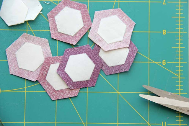 How to sew hexagons with English Paper Piecing - Gathered