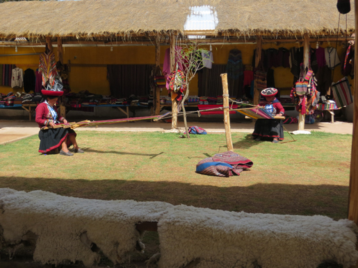 Weaving women in Peru