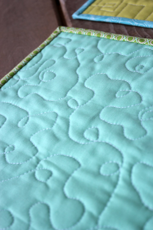 open airy looping meander quilting stitches