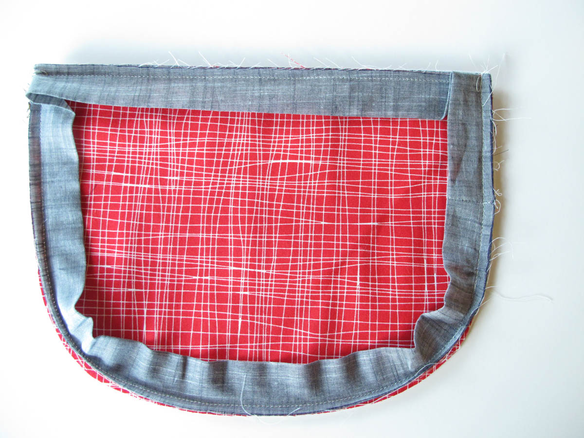 Vinyl Zip Pouch Tutorial - Sew the last part of the binding to the pouch