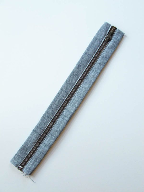 Vinyl Zip Pouch Tutorial - attach binding on both sides of the zipper
