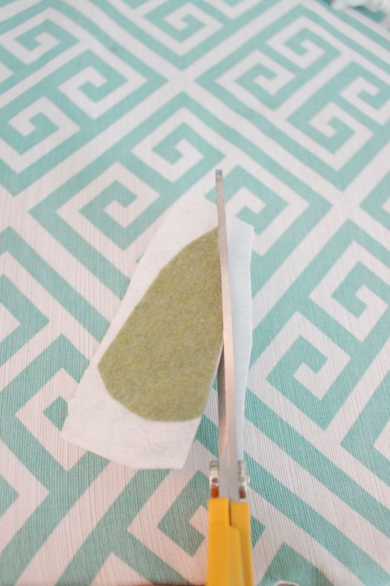 Recycled thread flower pin Step Five: Create the leaves