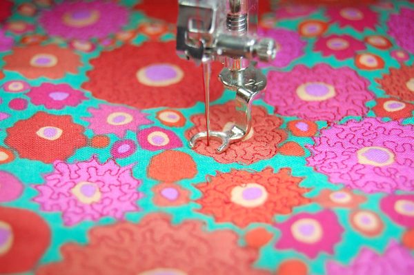 BERNINA sews a RARE Bear-free-motion quilting