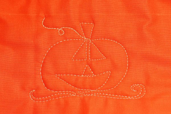 Jack-o-Lantern Free-motion Quilting-stitch the swirly vine