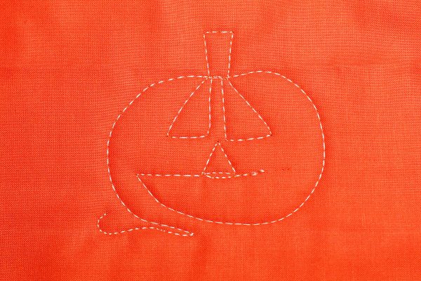 Jack-o-Lantern Free-motion Quilting-stitch the triangle nose