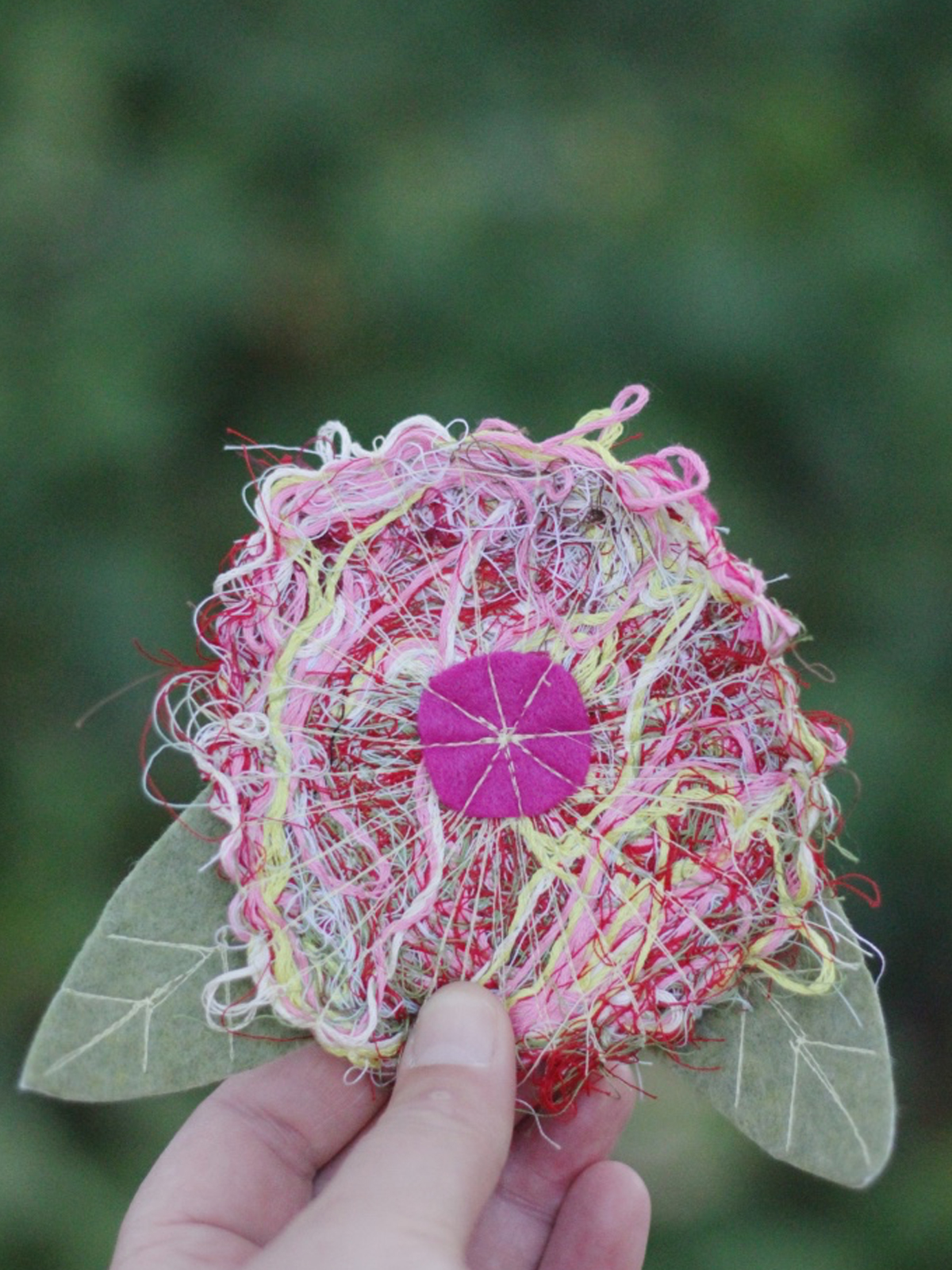Recycled thread flower pin Tutorial