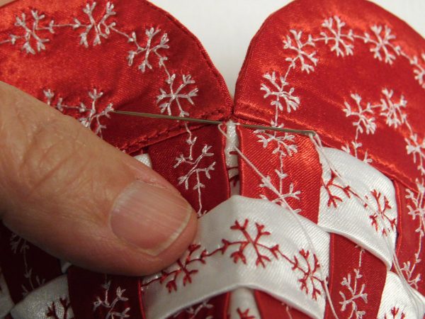 How To Make Scandinavian Embroidered Hearts Decorations - Pillar