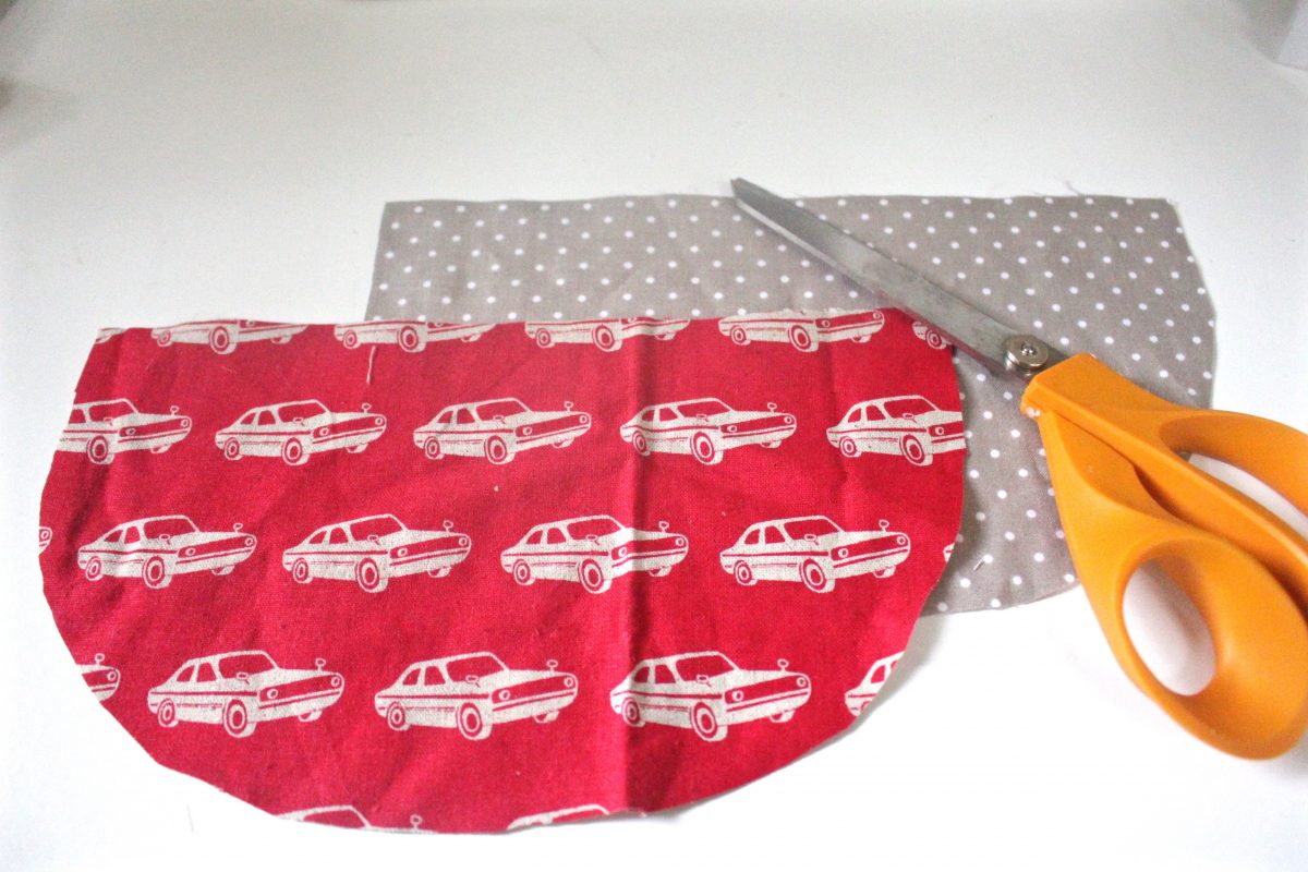 Reusable washable lunch bag Tutorial Step one: Cut fabric into half circle