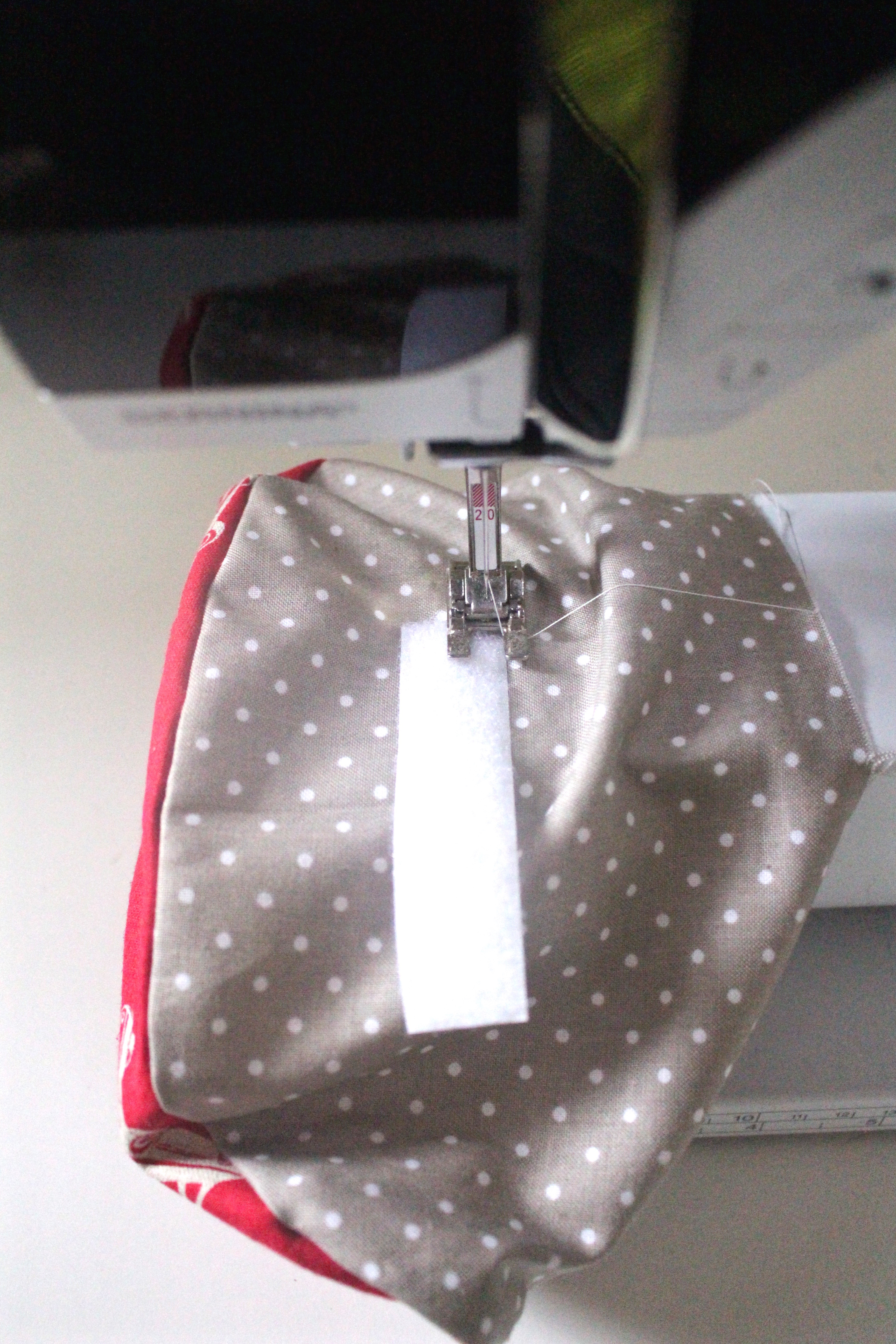 Reusable washable lunch bag Tutorial step nine: sew the Velcro