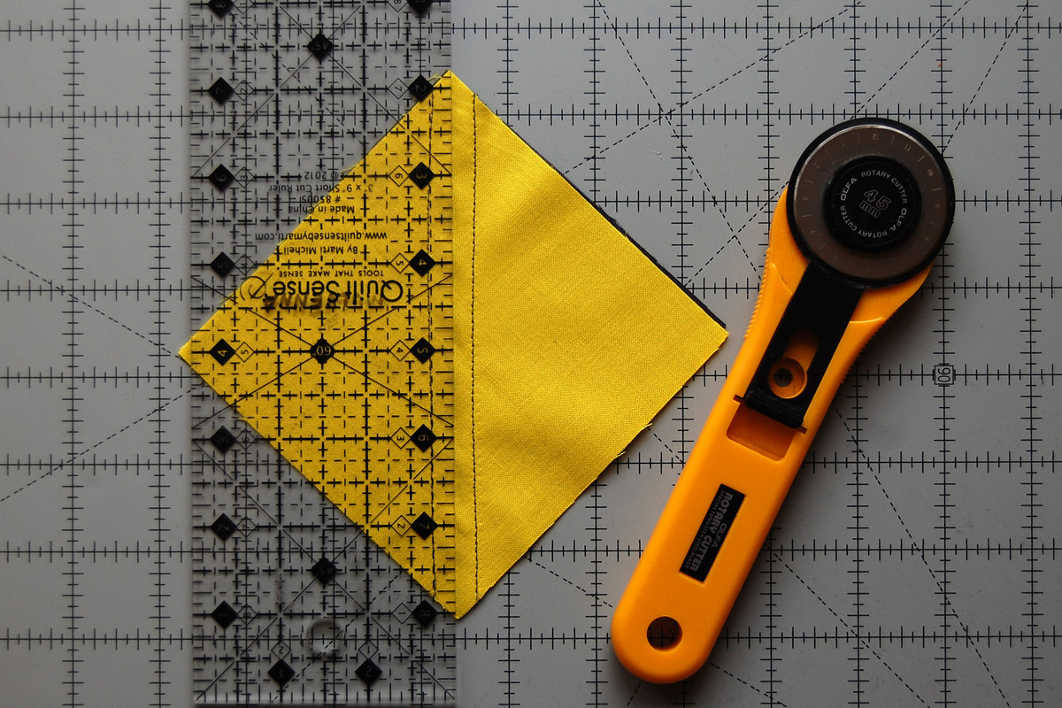 Half square triangle piecing tip