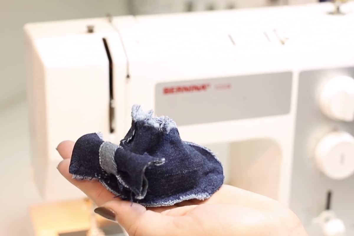 Baby booties from denim straps