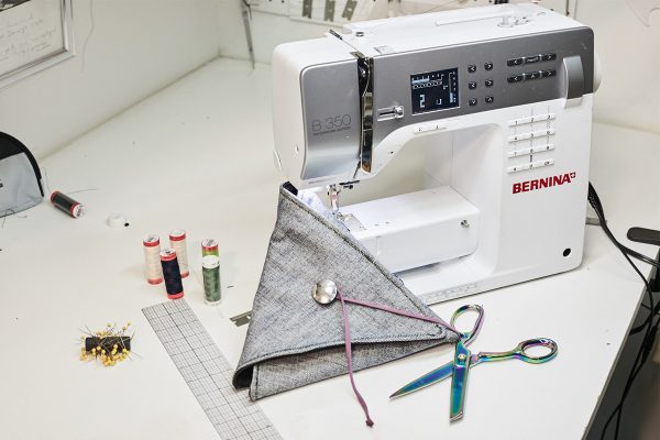 Materials to sew the denim clutch