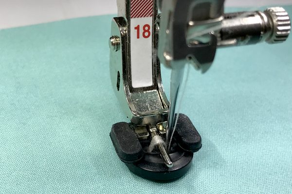 BERNINA Button Sew-on foot #18