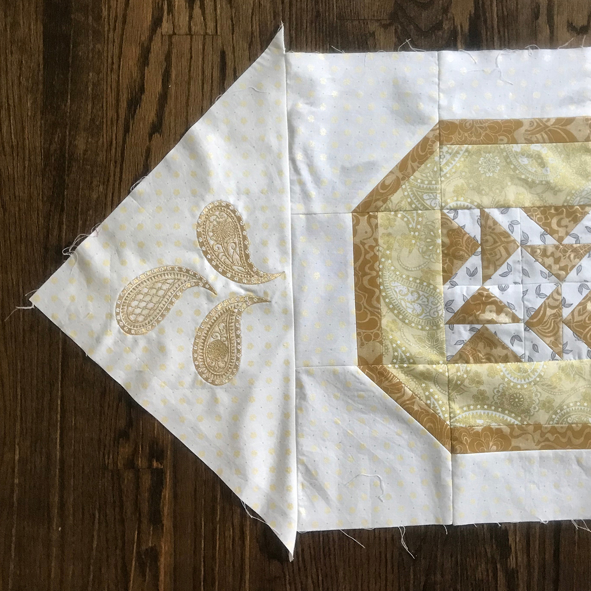BERNINA_125th_Anniversary_Quilt-along_Month_5_Slide_joining_a _corner_triangle