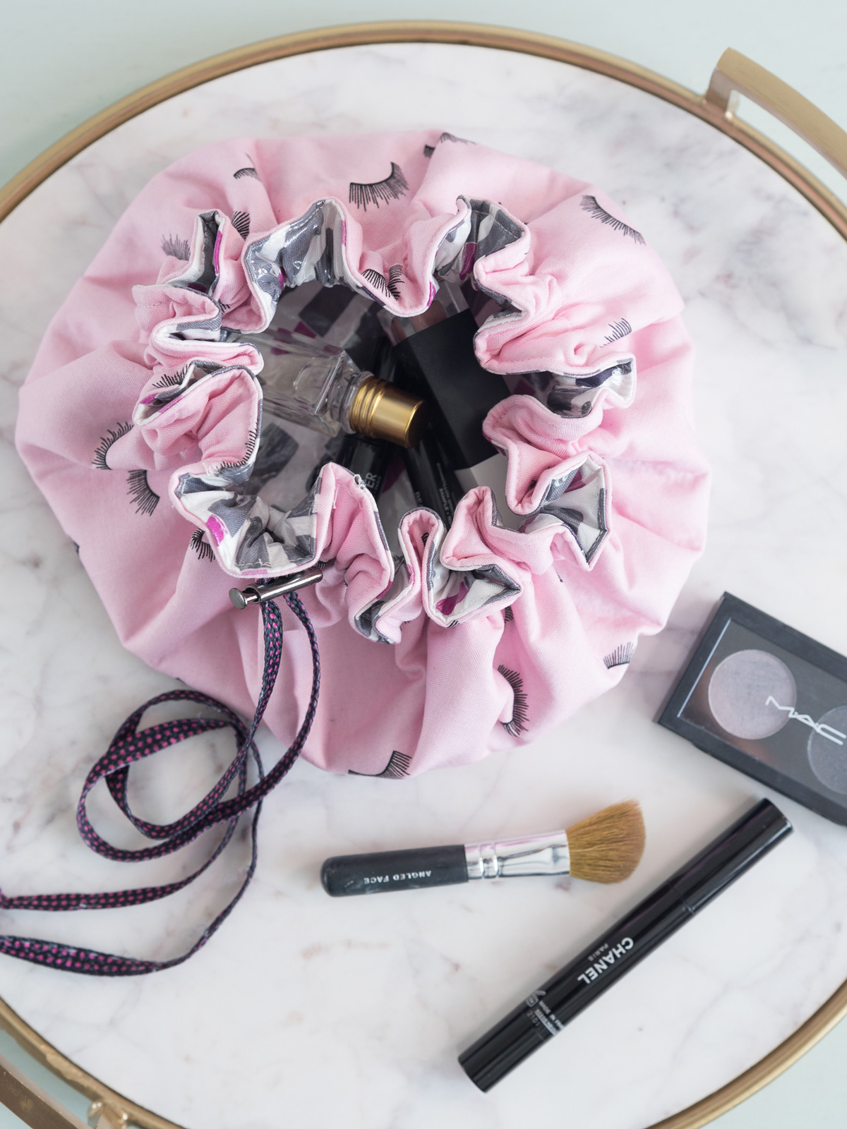 Laminated Drawstring Bag Tutorial  Diy makeup bag, Sewing makeup bag, Drawstring  bag tutorials