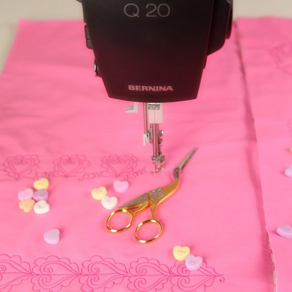 how to free-motion quilt scalloped hearts on a BERNINA Q 20