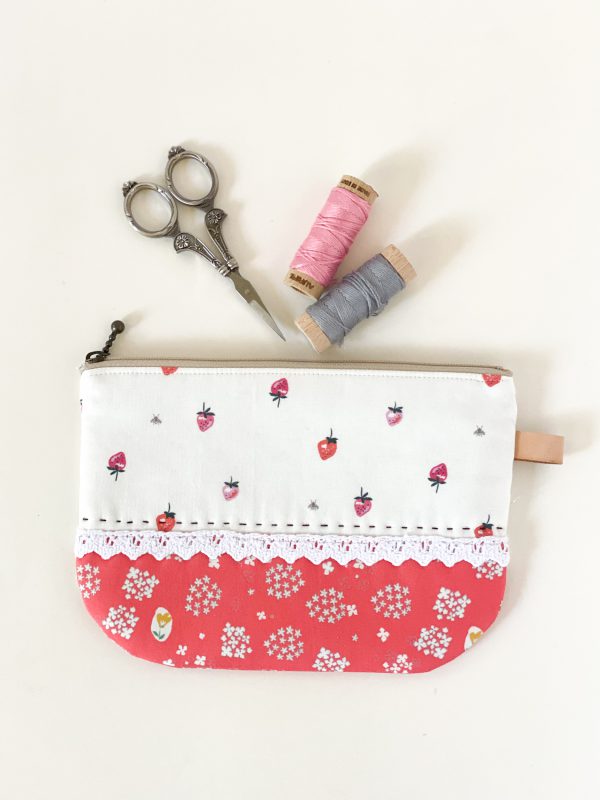 Easy Lace Zipper Purse FREE sewing pattern & tutorial - Sew Modern Bags