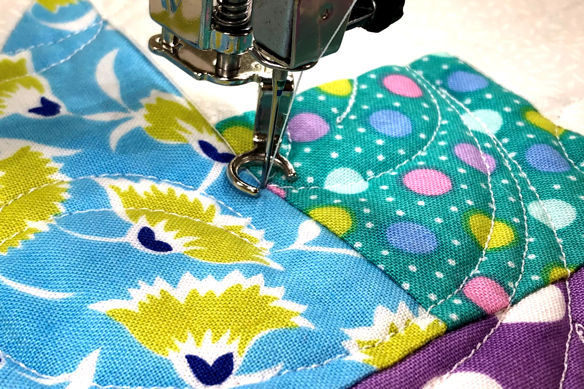 What's the difference between a walking foot and free motion foot? - Quilt  Advice Tips and Tricks!
