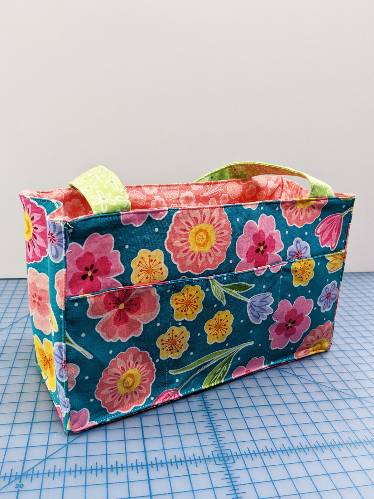Notions Catch-all Tote Bag FREE sewing tutorial (with video) - Sew ...