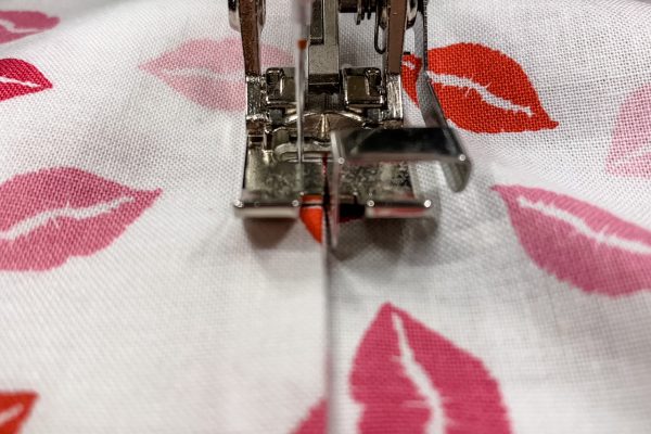 Edgbestitch foot 10D for stitching pocket onto apron