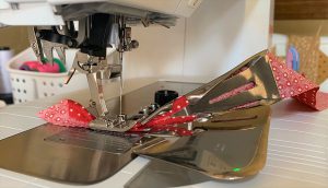 MTC_Wavy_Binding_12_Lower_Foot_BERNINA_WeAllSew_Blog_1200x688px