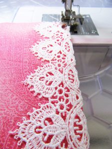 apron-tutorial-top-stitch-lace