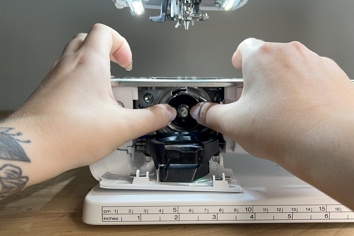 BERNINA B735 REVIEW JUMBO BOBBIN - WeAllSew