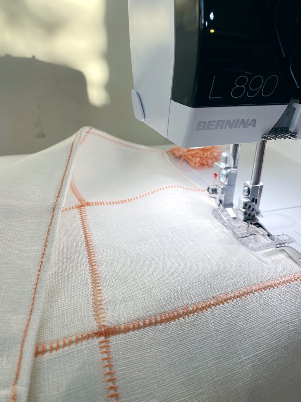 sew a table runner on an overlocker - chainstitching