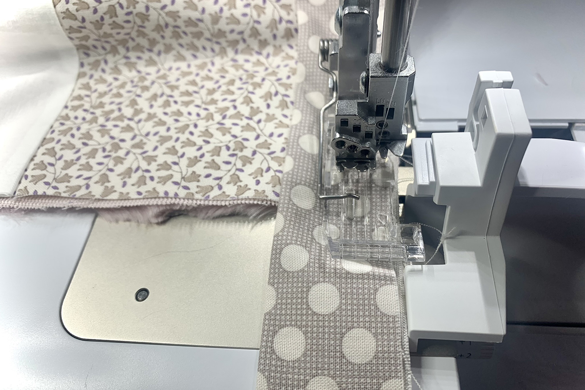 Serger_Baby_Quilt_#3_Post_22_clear_foot_at_corner_BERNINA_WeAllSew_Blog_1200x800px