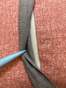 WAS_Piping_on_the_Overlocker_09_Zipper_Flap_BERNINA_WeAllSew_Blog_1200x1600px