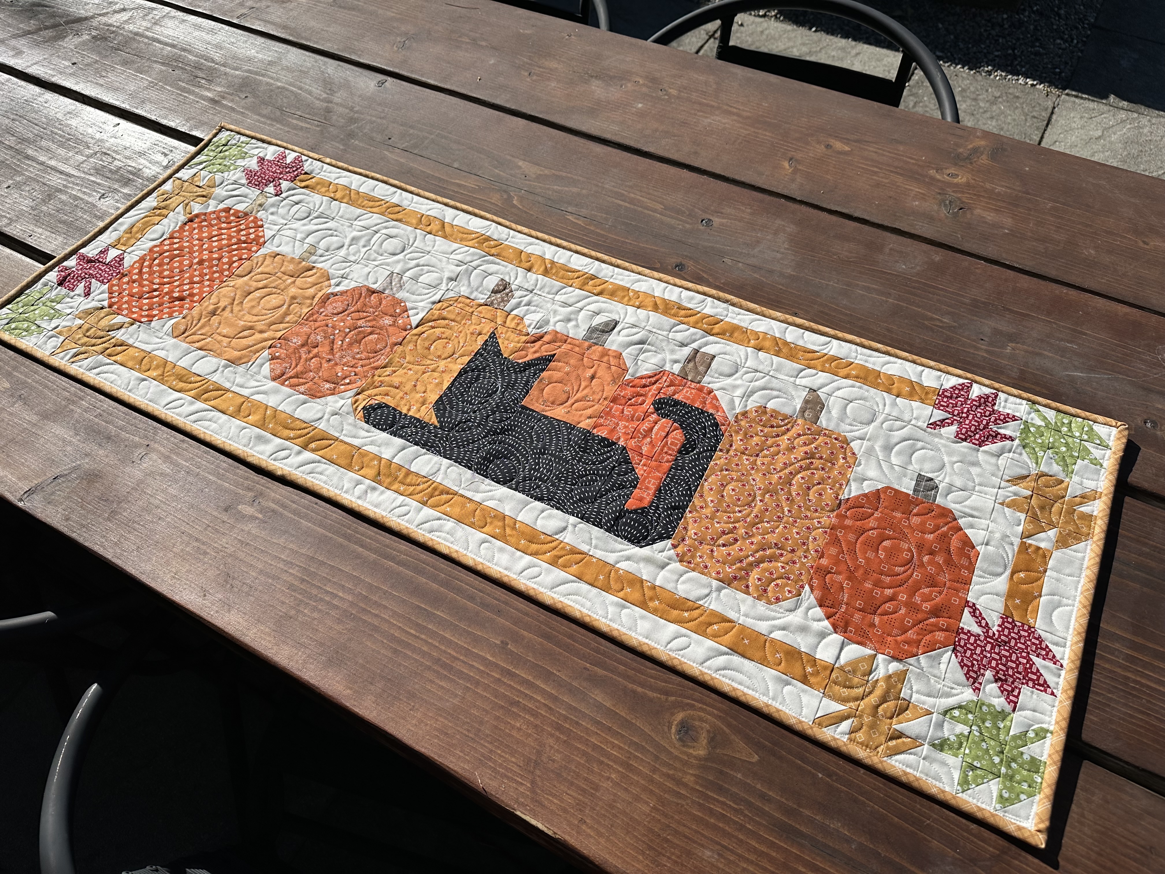 Table Toppers for All Seasons: 12 Quilted Designs [Book]