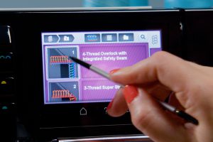 Display screen of the BERNINA L 890 showing the 4-thread Overlock stitch selected