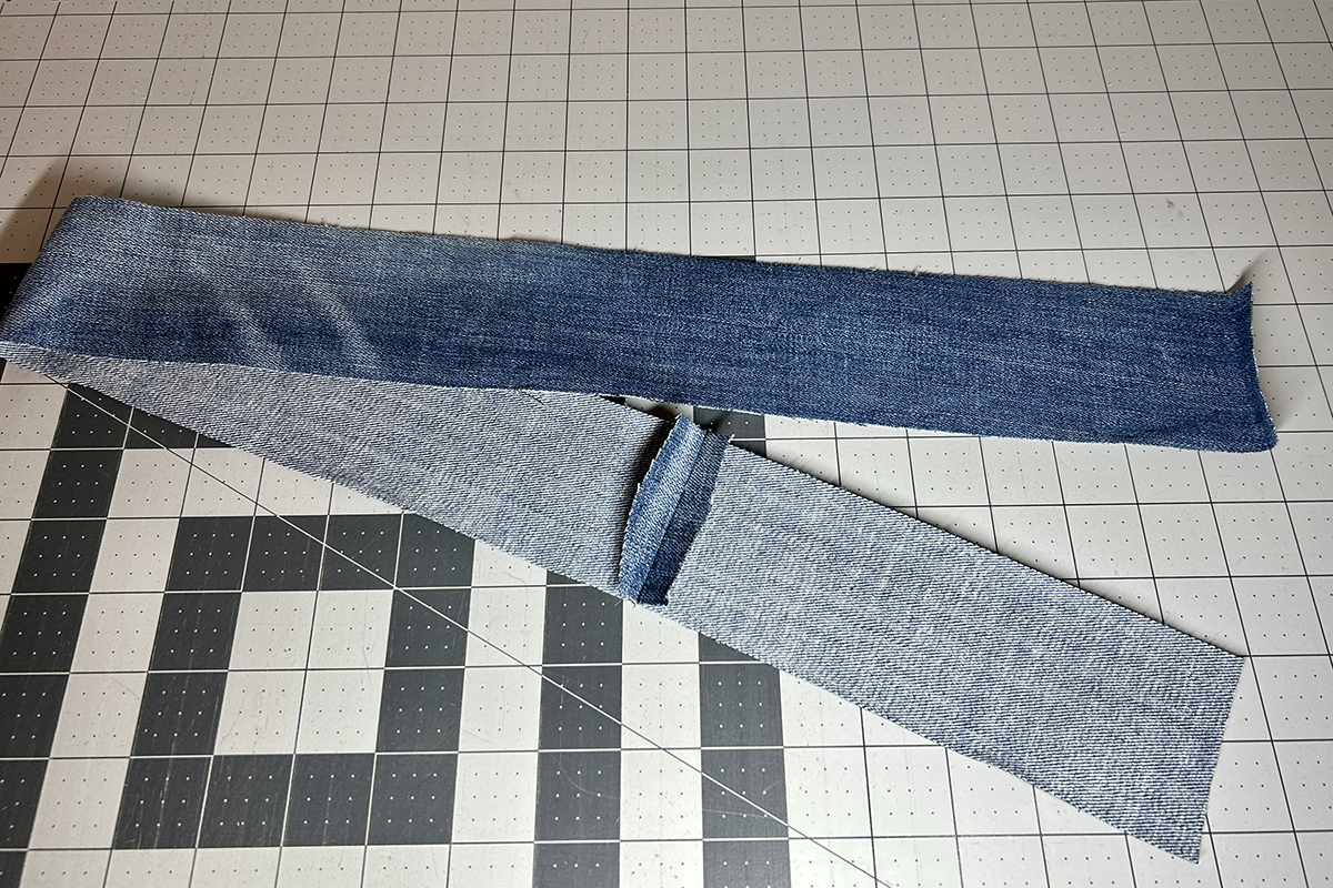 Upcycle_Jeans_to_Bag_31_jeans_strip_joined_BERNINA_WeAllSew_Blog_1200x800px