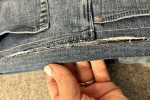 Upcycle_Jeans_to_Bag_36_binding_folded_BERNINA_WeAllSew_Blog_1200x800px