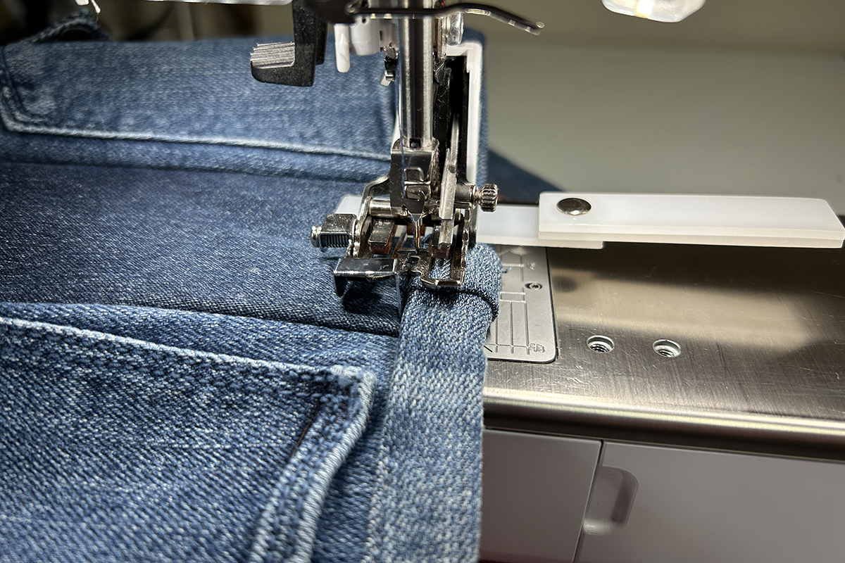 Upcycle_Jeans_to_Bag_39_sewing_binding_with_tool_BERNINA_WeAllSew_Blog_1200x800px