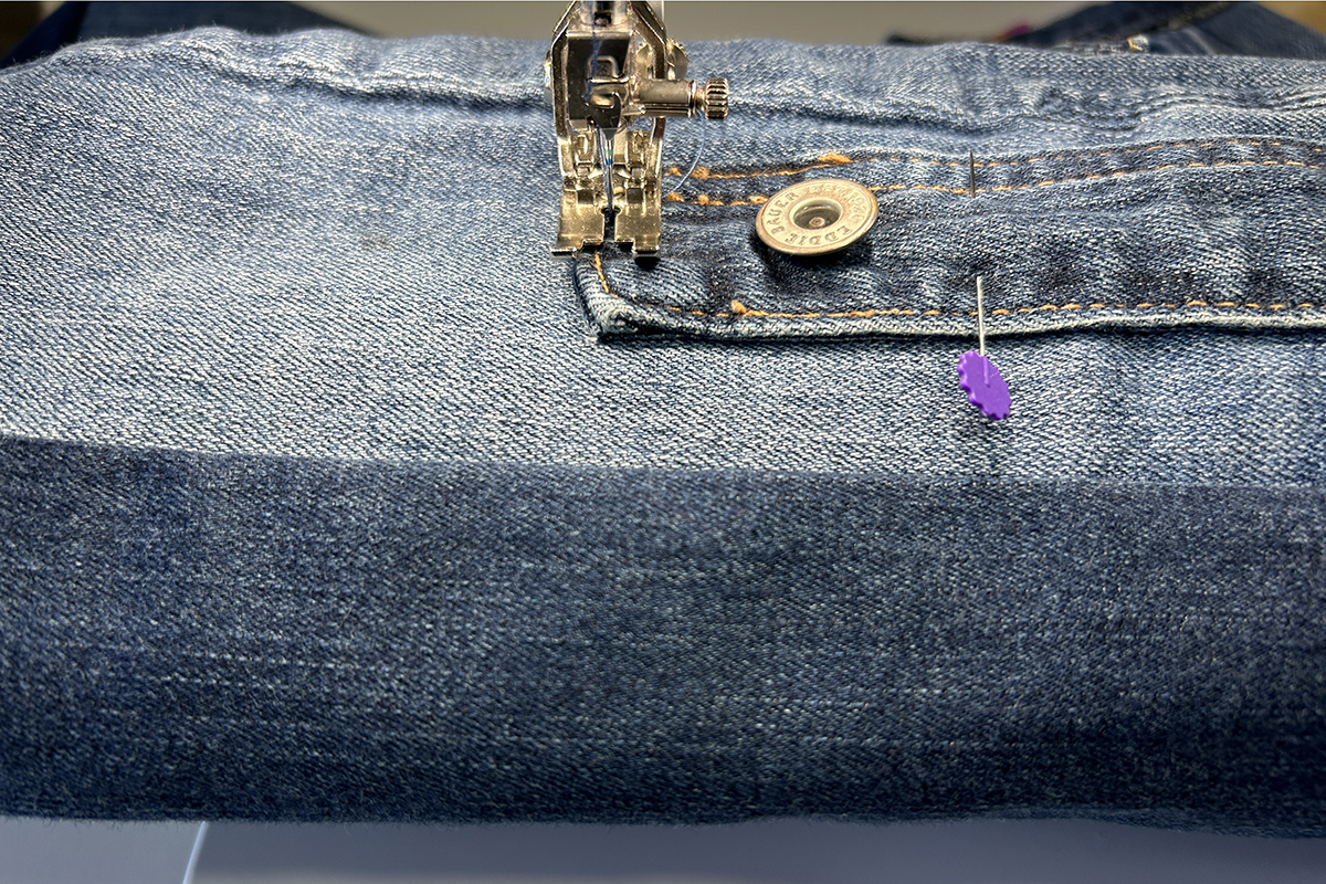 Upcycle_Jeans_to_Bag_43_sewing_on_handle_BERNINA_WeAllSew_Blog_1200x800px