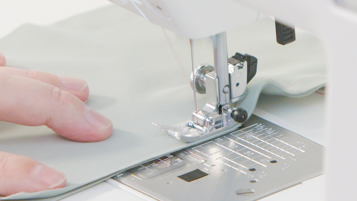 Sewing machine sewing light green spandex on the b38