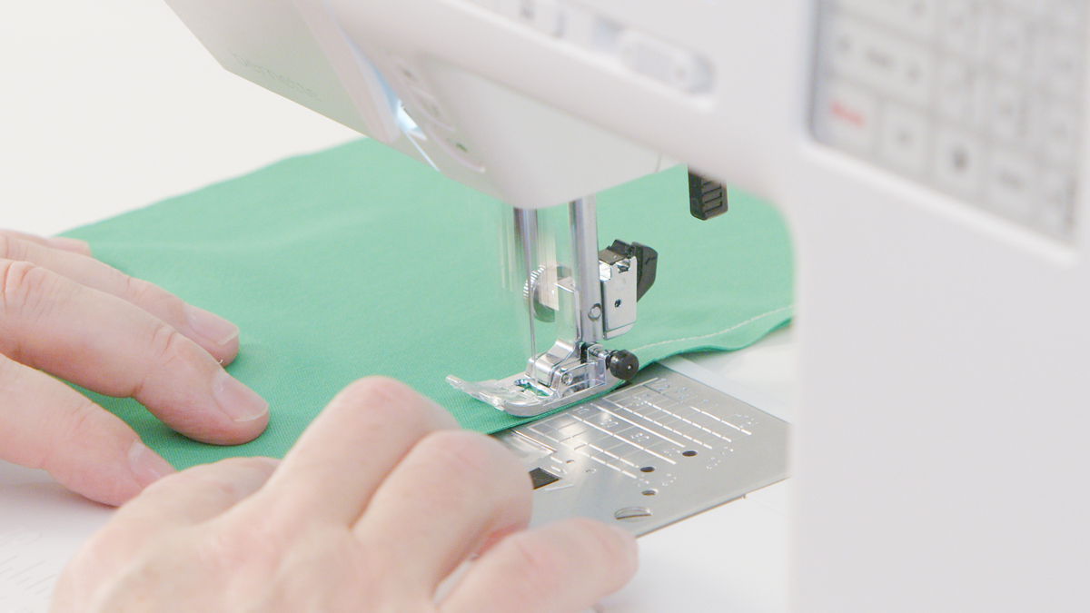 Sewing green jersey knit fabric with the b38