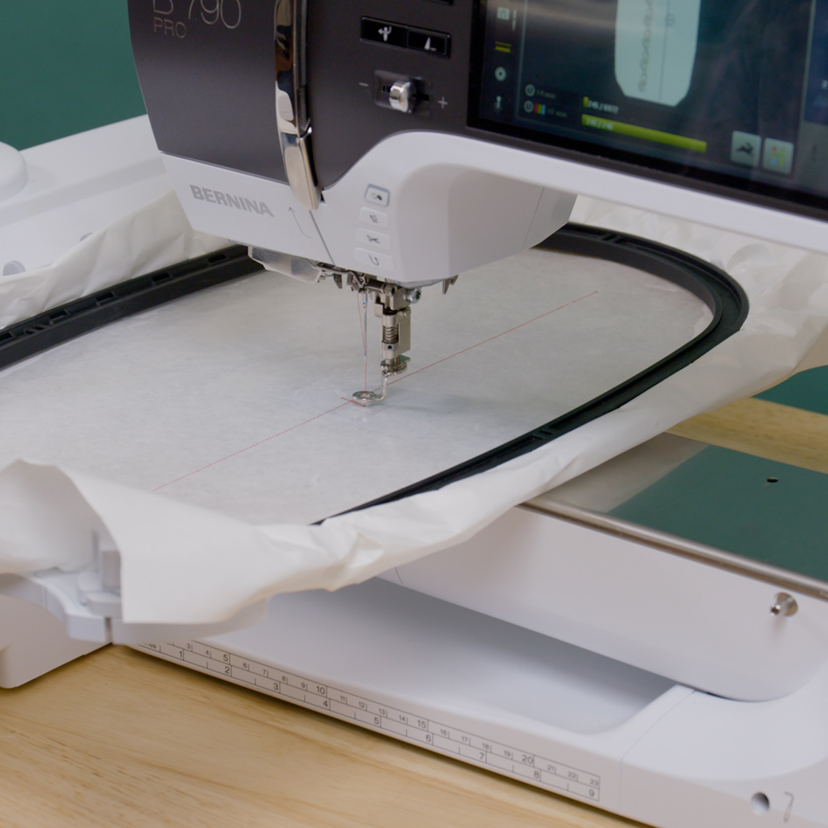 side view of the B 790 PRO stitching a placement line.