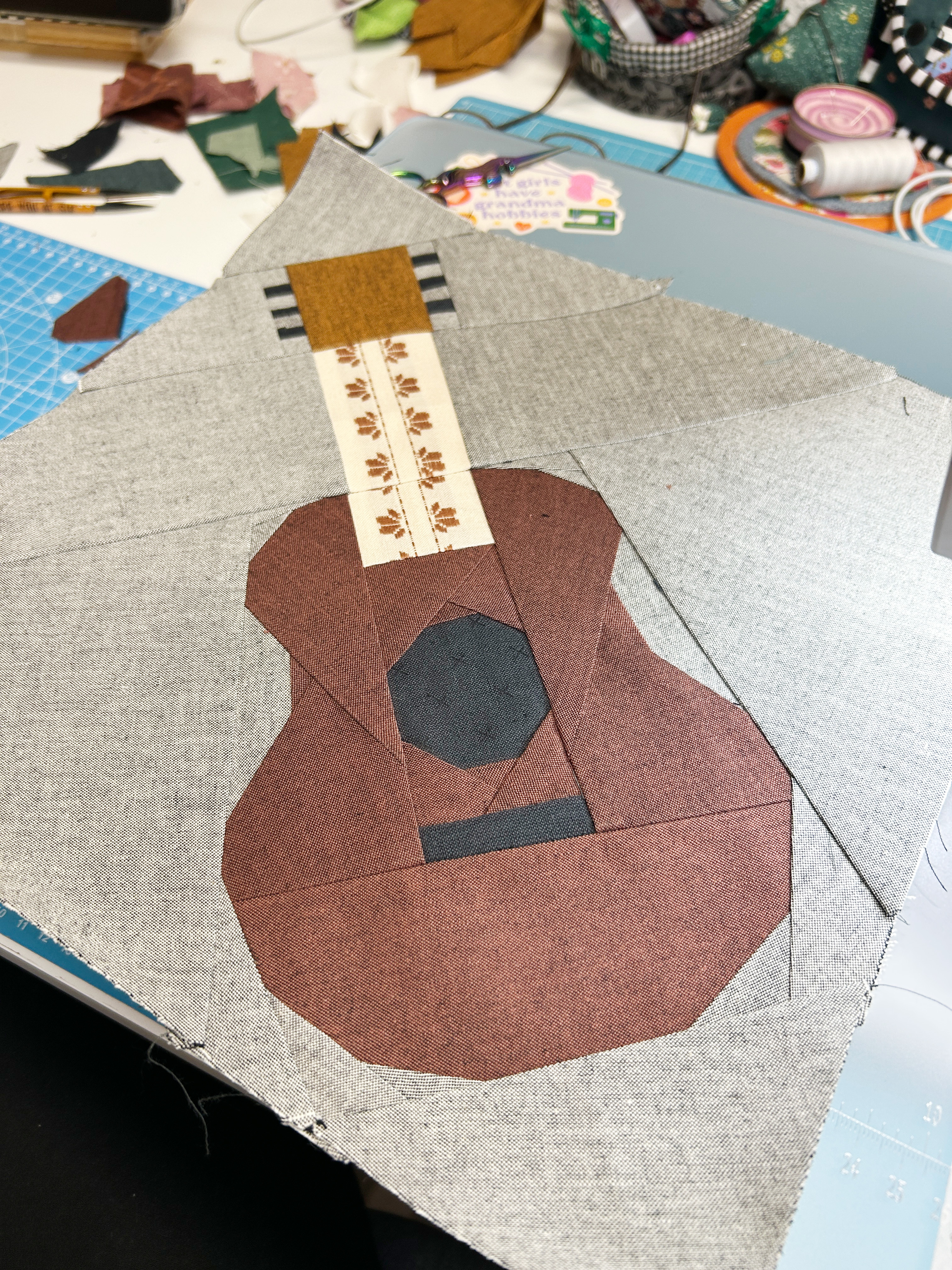 Guitar quilt block pattern by Joe June and Mae