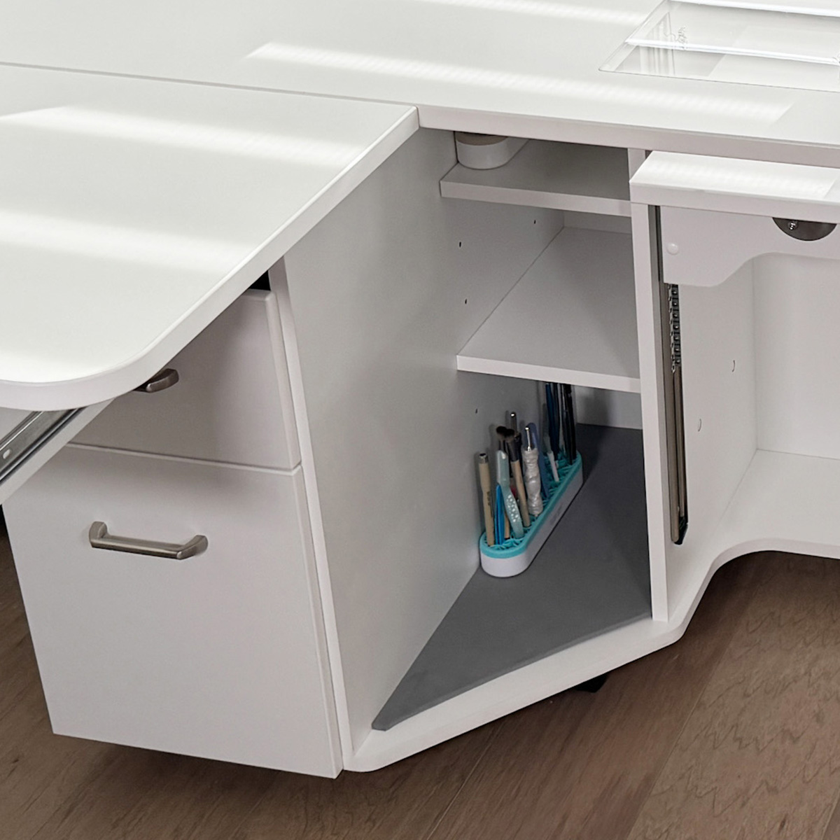 On the left, next to the drawers, there is an area you can store your Embroidery Module but, since I have the B 990 luggage, I have installed shelves.